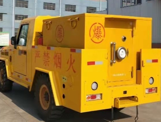 东郊镇凯龙爆破器材运输车：保障爆破任务的安全运行