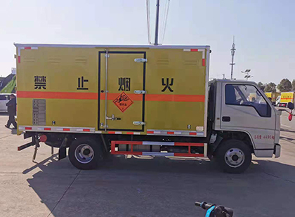 东郊镇爆破器材运输车工人安全操作规范与智能技术保障